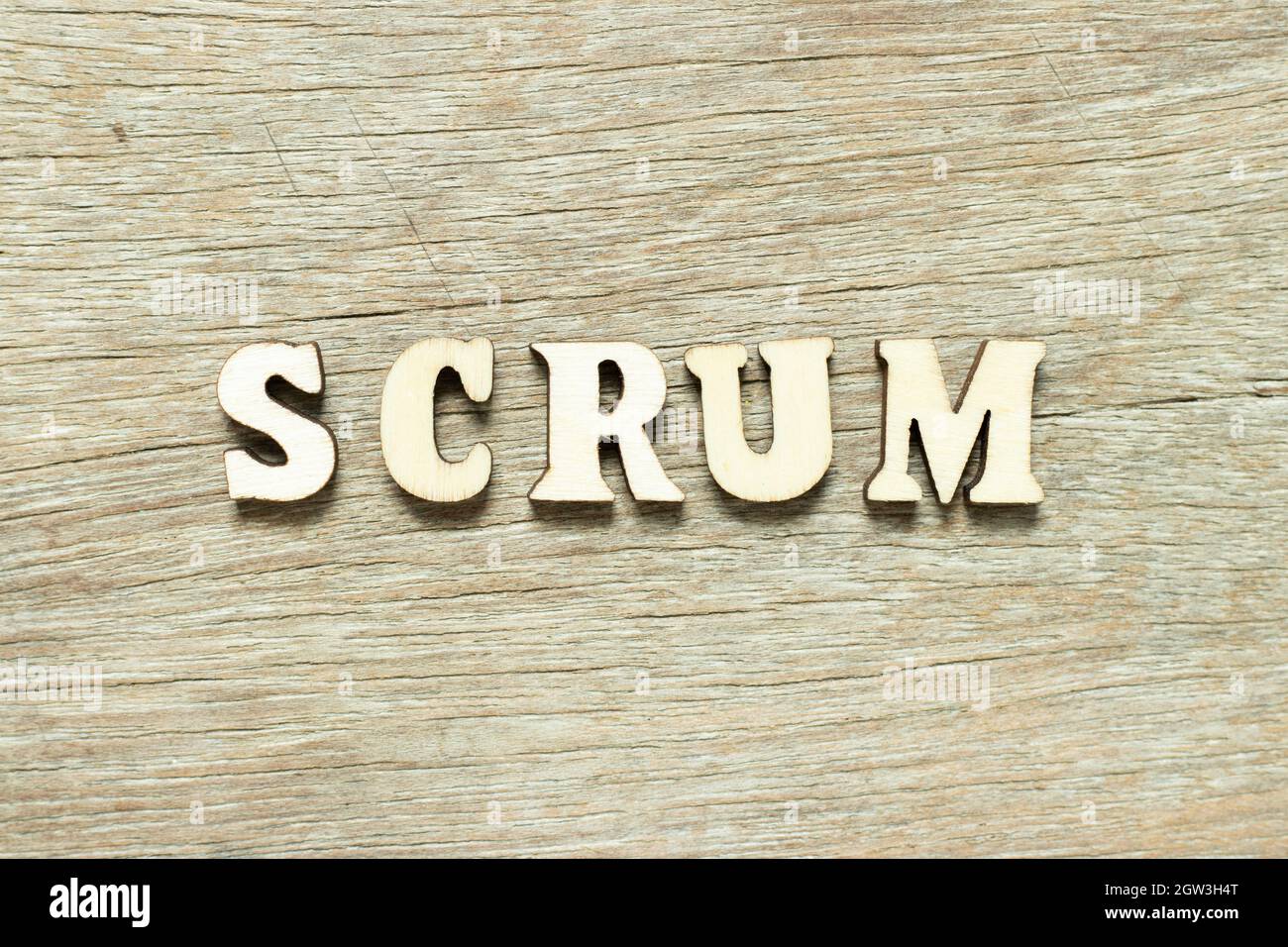 Alphabet Buchstabe in Wort scrum auf Holz Hintergrund Stockfoto