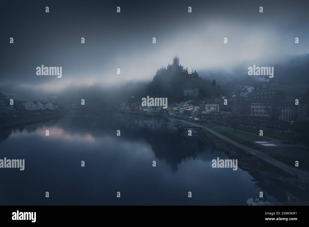 Nebliger Morgen in cochem - mit Nebel bedeckt Schloss Cochem und die Stadt - Cochem, Rheinland-Pfalz, Deutschland Stockfoto