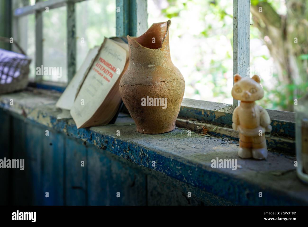 Zerbrochene Vase vor einem Fenster - Zalisya Village, Tschernobyl-Sperrzone, Ukraine Stockfoto