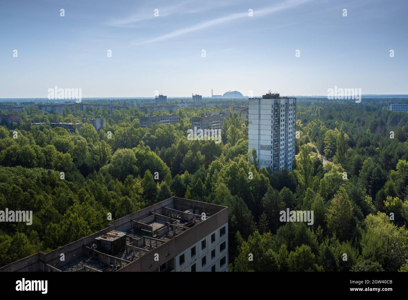 Luftaufnahme der Sperrzone von Pripyat und Tschernobyl mit Reaktor des Kernkraftwerks Tschernobyl 4 Neue sichere Begrenzung im Hintergrund - Pripyat, Tschernob Stockfoto