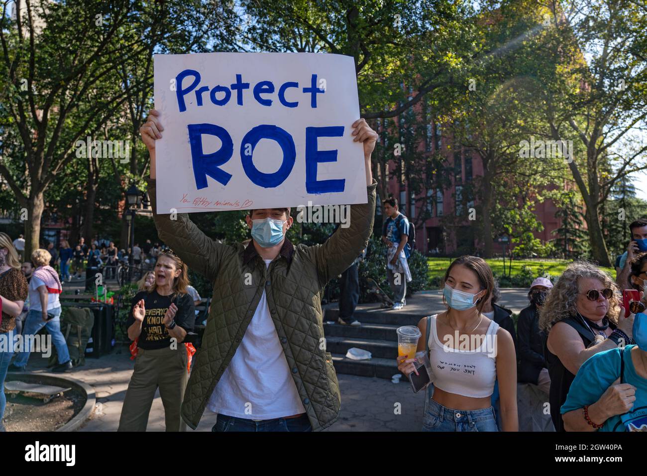 NEW YORK, NY - 2. OKTOBER: Ein Mann hält ein Schild mit der Aufschrift „Protect ROE“, während sich die Menschen am 2. Oktober 2021 in New York City zur „Kundgebung für Abtreibungsjustiz“ im Washington Square Park versammeln. Unterstützer von Reproduktions- und Abtreibungsrechtsaktivisten nehmen an mehr als 600 Demonstrationen in den USA Teil, um die Reproduktionsrechte zu unterstützen, da das bisher restriktivste Gesetz gegen Abtreibung letzten Monat in Texas in Kraft getreten ist. Stockfoto