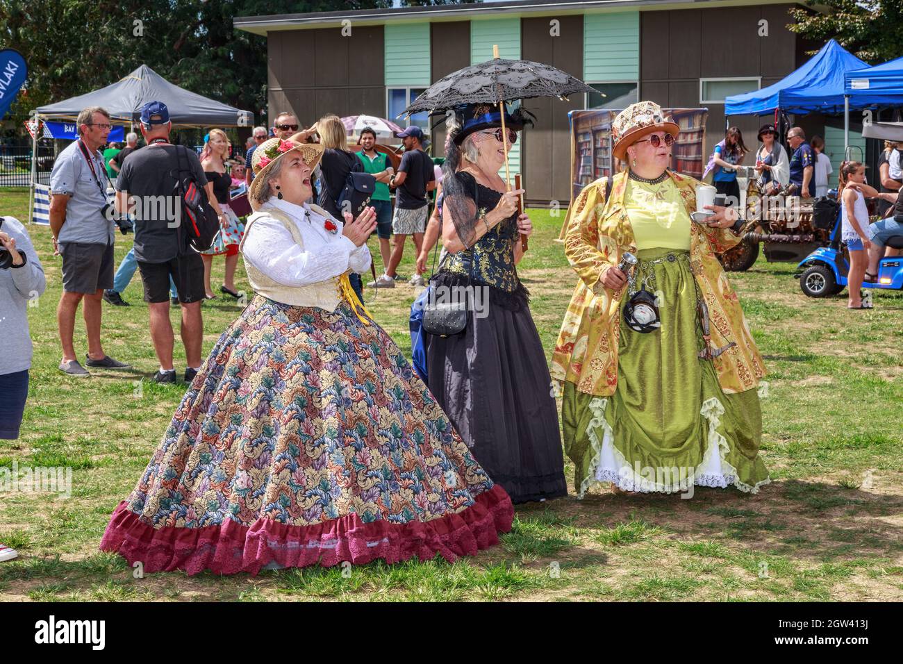 Frauen, die auf einem Steampunk-Festival in aufwändiger viktorianischer Kleidung gekleidet waren Stockfoto