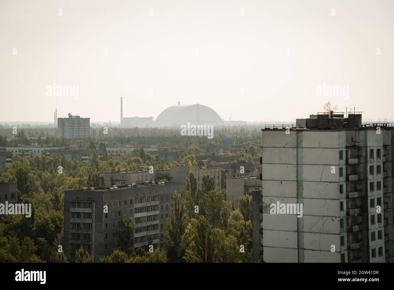 Luftaufnahme der Sperrzone von Pripyat und Tschernobyl mit Reaktor des Kernkraftwerks Tschernobyl 4 Neue sichere Begrenzung im Hintergrund - Pripyat, Tschernob Stockfoto