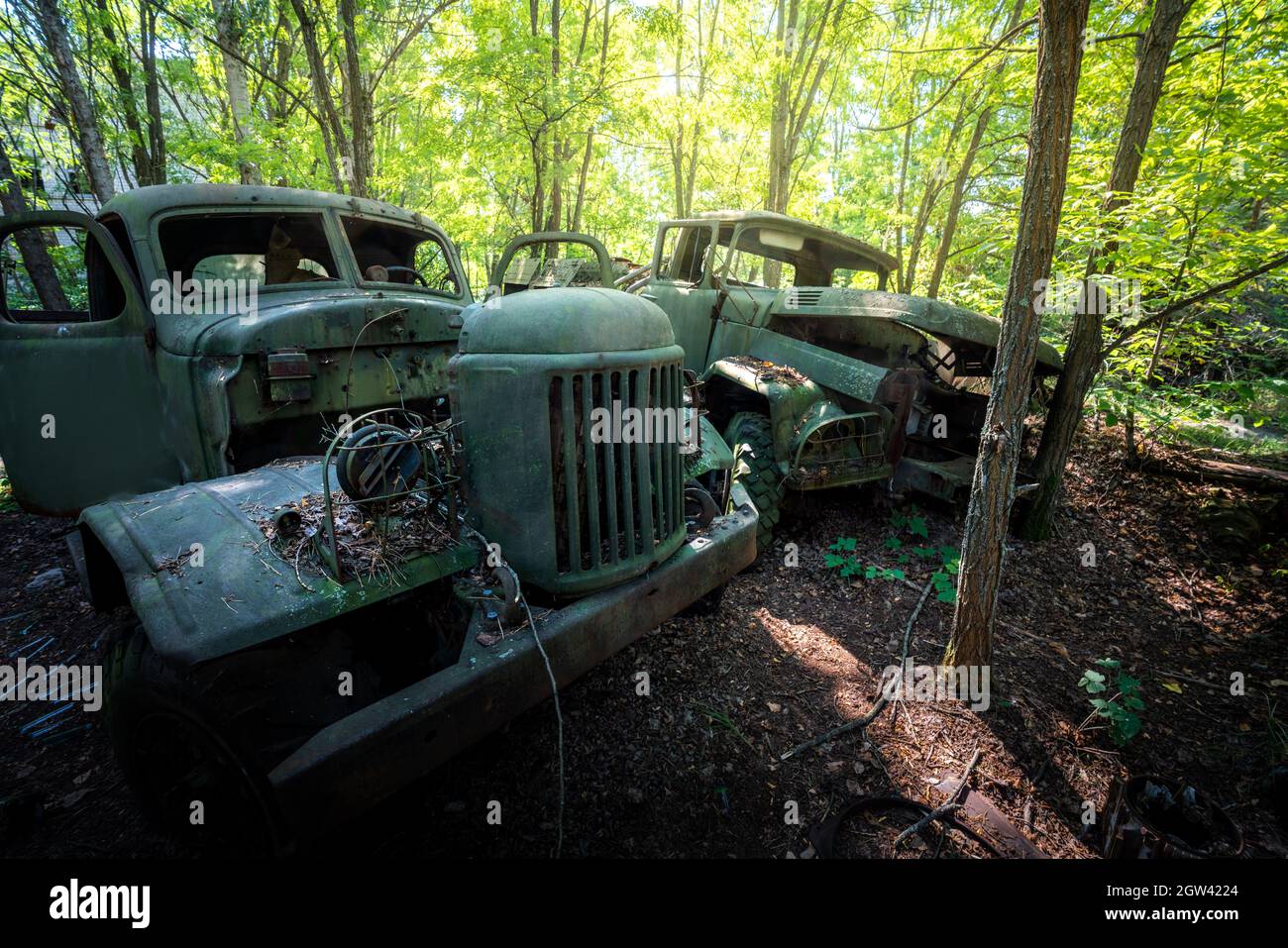 Verlassene rostige Lastwagen im Hinterhof der Polizeiwache - Pripyat, Sperrzone Tschernobyl, Ukraine Stockfoto