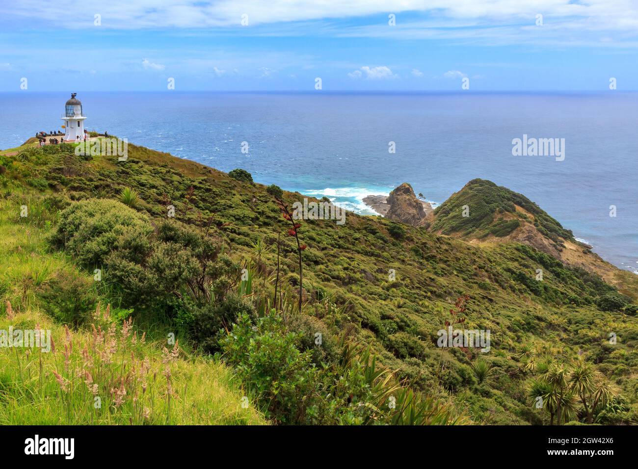 Kap Reinga im hohen Norden Neuseelands. Der ikonische Leuchtturm und das Kap selbst, das in den Ozean ragt Stockfoto