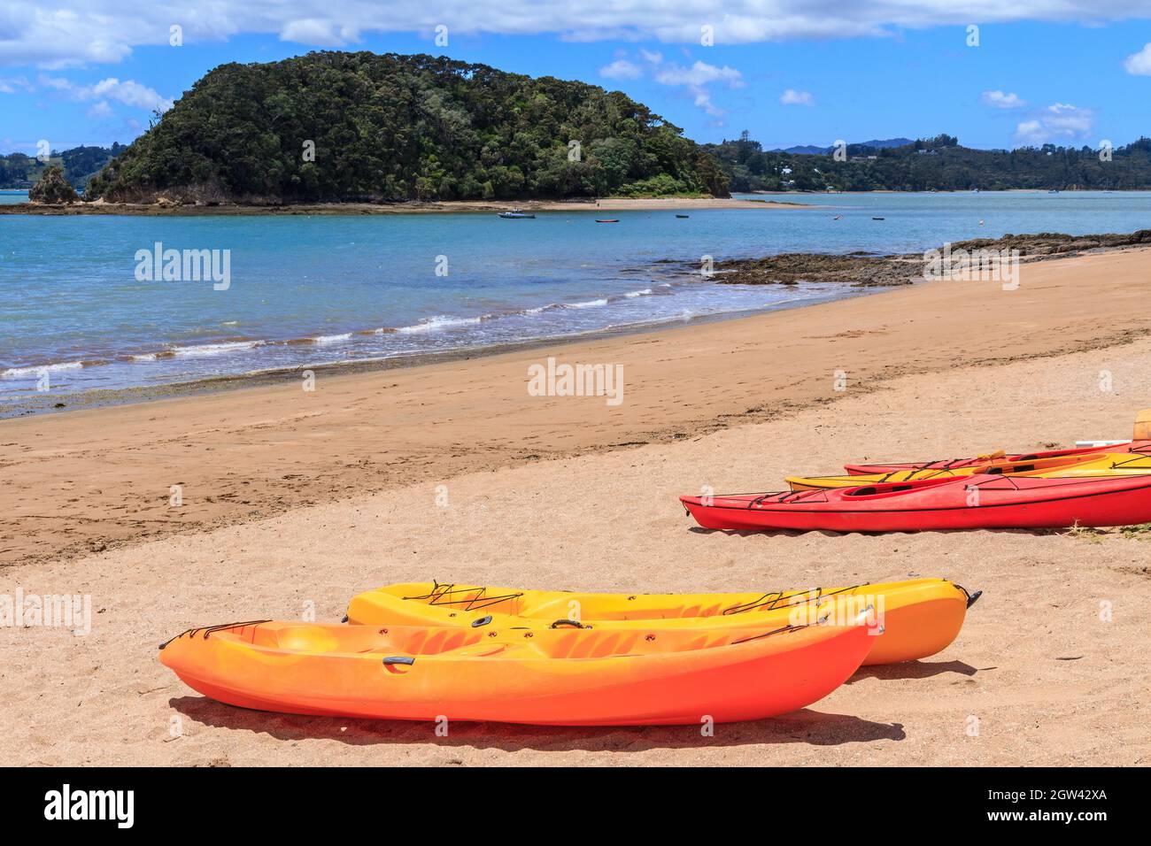 Ocean Kajaks am Strand von Paihia in der Bay of Islands, Neuseeland Stockfoto