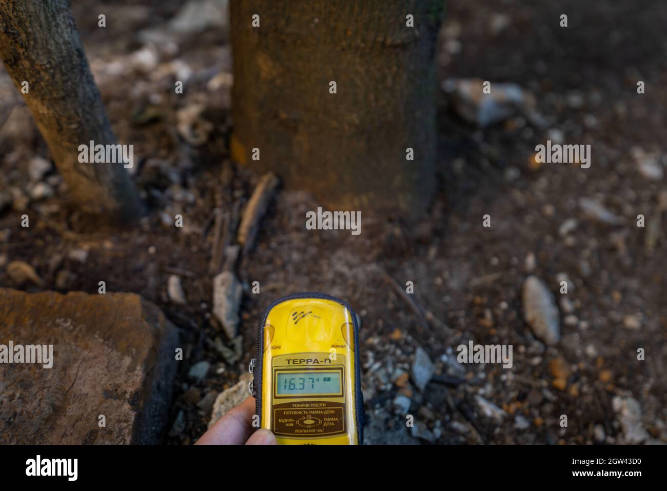 Dosimeter registriert veränderte Strahlenwerte - Tschernobyl-Sperrzone, Ukraine Stockfoto