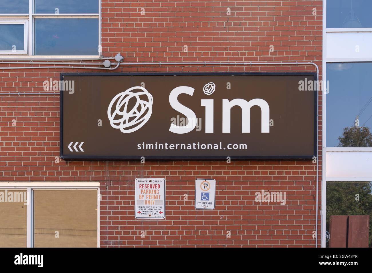 Toronto, Kanada - 2. Oktober 2021: Nahaufnahme des SIM-Schildes auf dem Gebäude am Hauptsitz in Toronto, Kanada. Stockfoto
