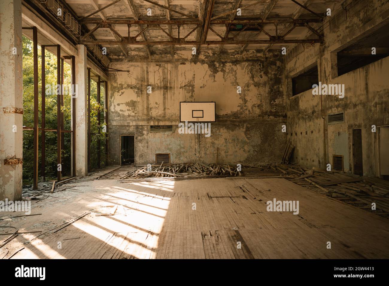 Basketballplatz im Azure Swimming Pool und Sportzentrum - Pripyat, Tschernobyl-Ausschlusszone, Ukraine Stockfoto