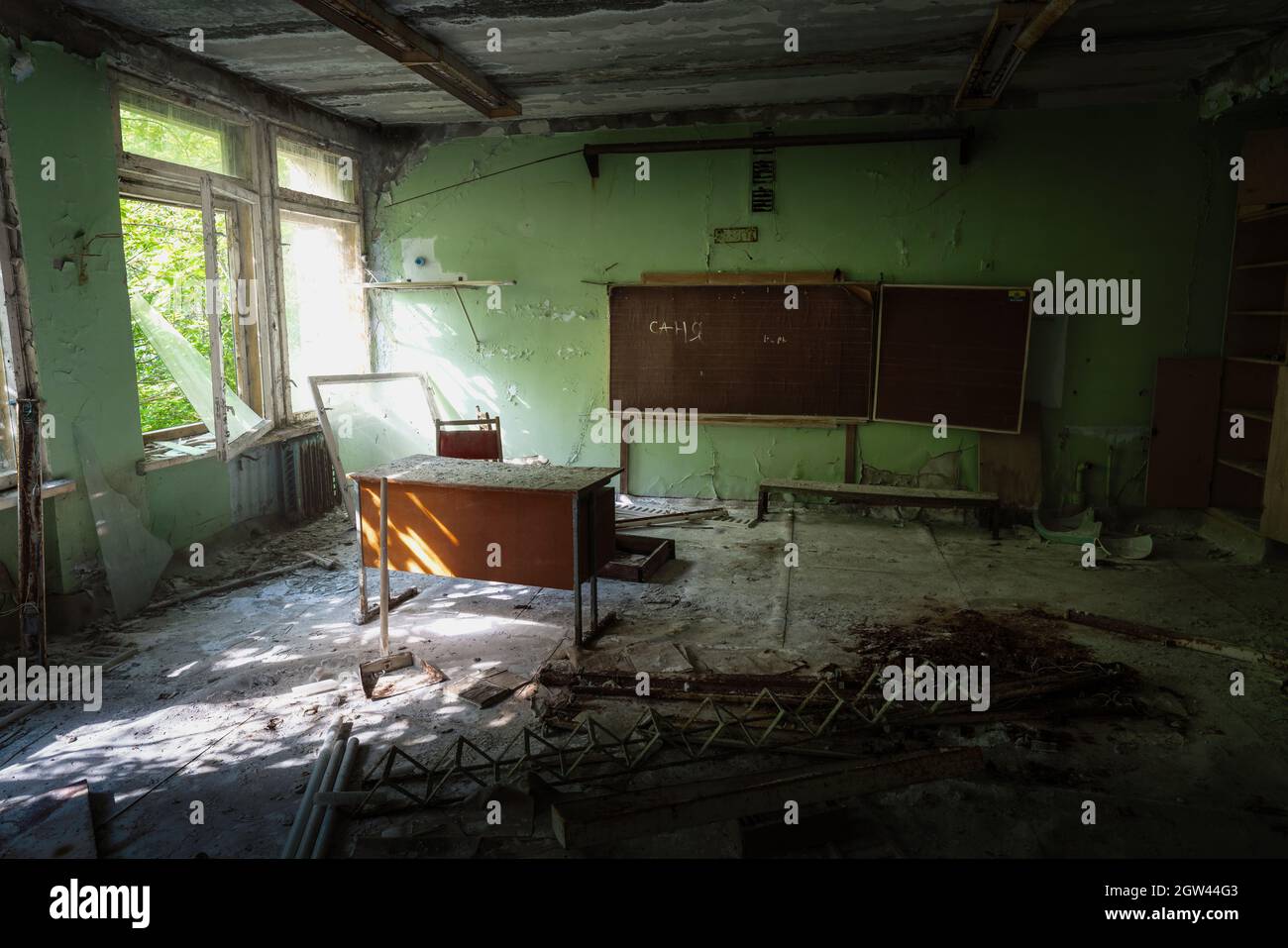 Klassenraum in der Schule des Bezirks 3 - Pripyat, Tschernobyl-Ausschlusszone, Ukraine Stockfoto