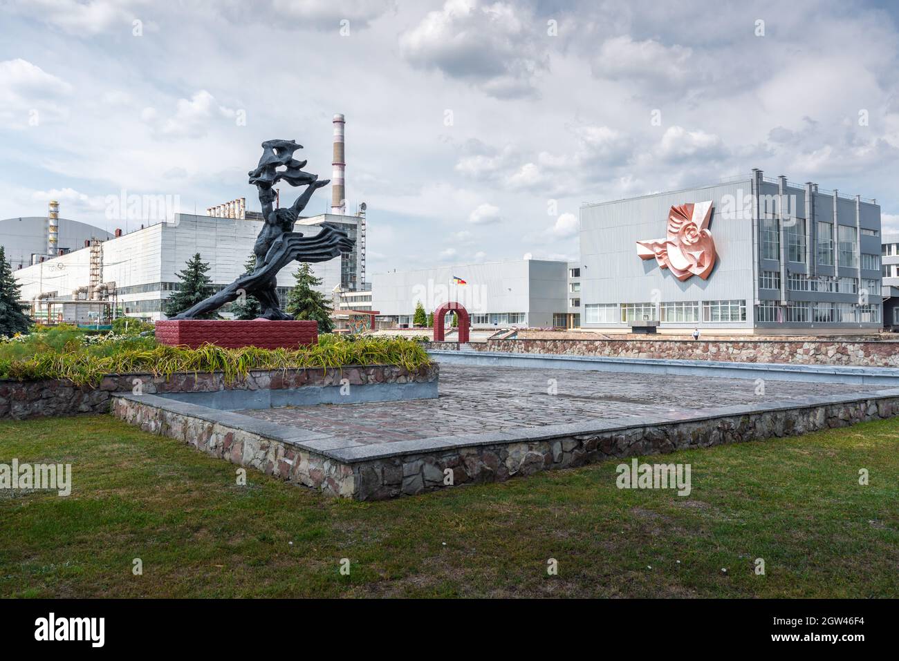 Verwaltungsgebäude und Prometheus-Skulptur im Kernkraftwerk Tschernobyl - Sperrzone Tschernobyl, Ukraine Stockfoto