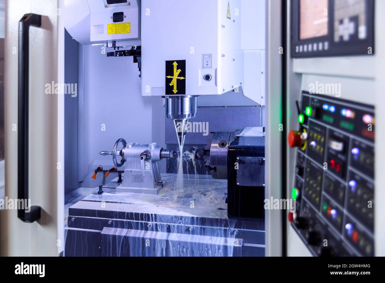Moderne 4-Achsen CNC Vertikale Fräsmaschine arbeitet mit Wasserkühlung,  selektiver Fokus auf Hintergrund Stockfotografie - Alamy
