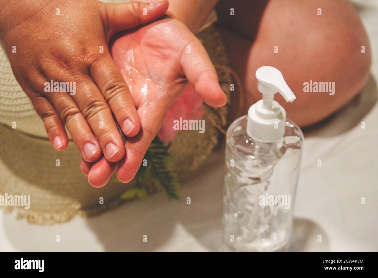 Eine Frau, die einen Handdesinfektionsmittel verwendet Stockfoto
