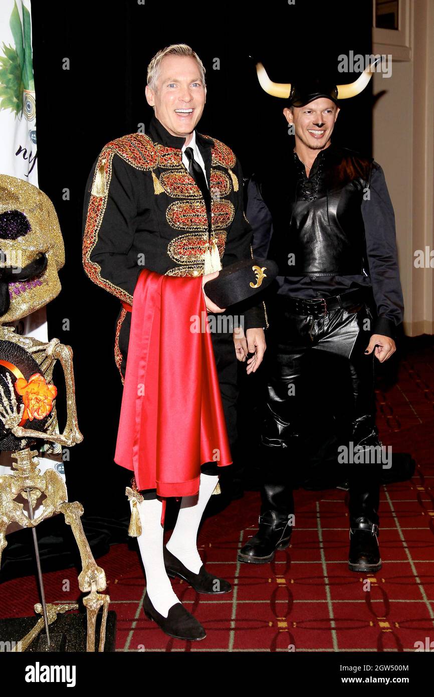 New York, NY, USA. 28. Oktober 2011. Sam Champion beim 16th Annual Bette Midler's New York Restoration Project's Hulaween im Waldorf=Astoria. Kredit: Steve Mack/Alamy Stockfoto