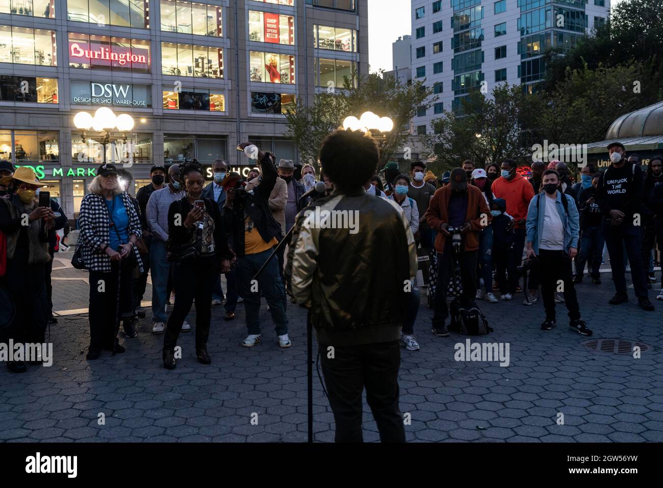 New York, New York, USA. Oktober 2021. New York, NY - 1. Oktober 2021: Atmosphäre während der öffentlichen Enthüllung der Ausstellung SEEINJUSTICE auf dem Union Square. Skulpturen von George Flyod, Breonna Taylor und John Lewis wurden in New York City enthüllt. Einen Monat lang werden im Park Skulpturen ausgestellt. Konfrontieren Kunst zielt darauf ab, Kunst zu nutzen, um positive gesellschaftliche Veränderungen zu beeinflussen. (Bild: © Lev Radin/ZUMA Press Wire) Stockfoto