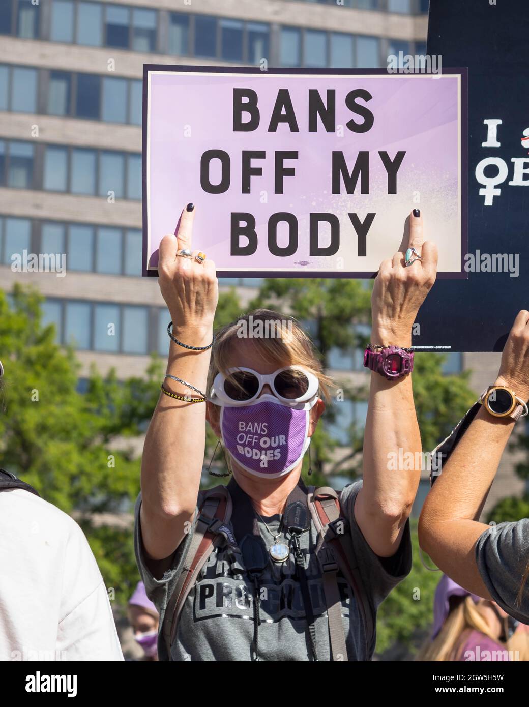 Washington, D.C., USA. 2. Oktober 2021. Tausende von Menschen versammeln sich in Washington, D.C., zur Kundgebung zum Abtreibungsgericht für Frauen, um gegen die neuen restriktiven Abtreibungsgesetze in Texas und die mögliche Umgehung des Urteils des Obersten Gerichtshofs von Roe gegen Wade zu protestieren. Quelle: Kalen Martin/Alamy Live News Stockfoto