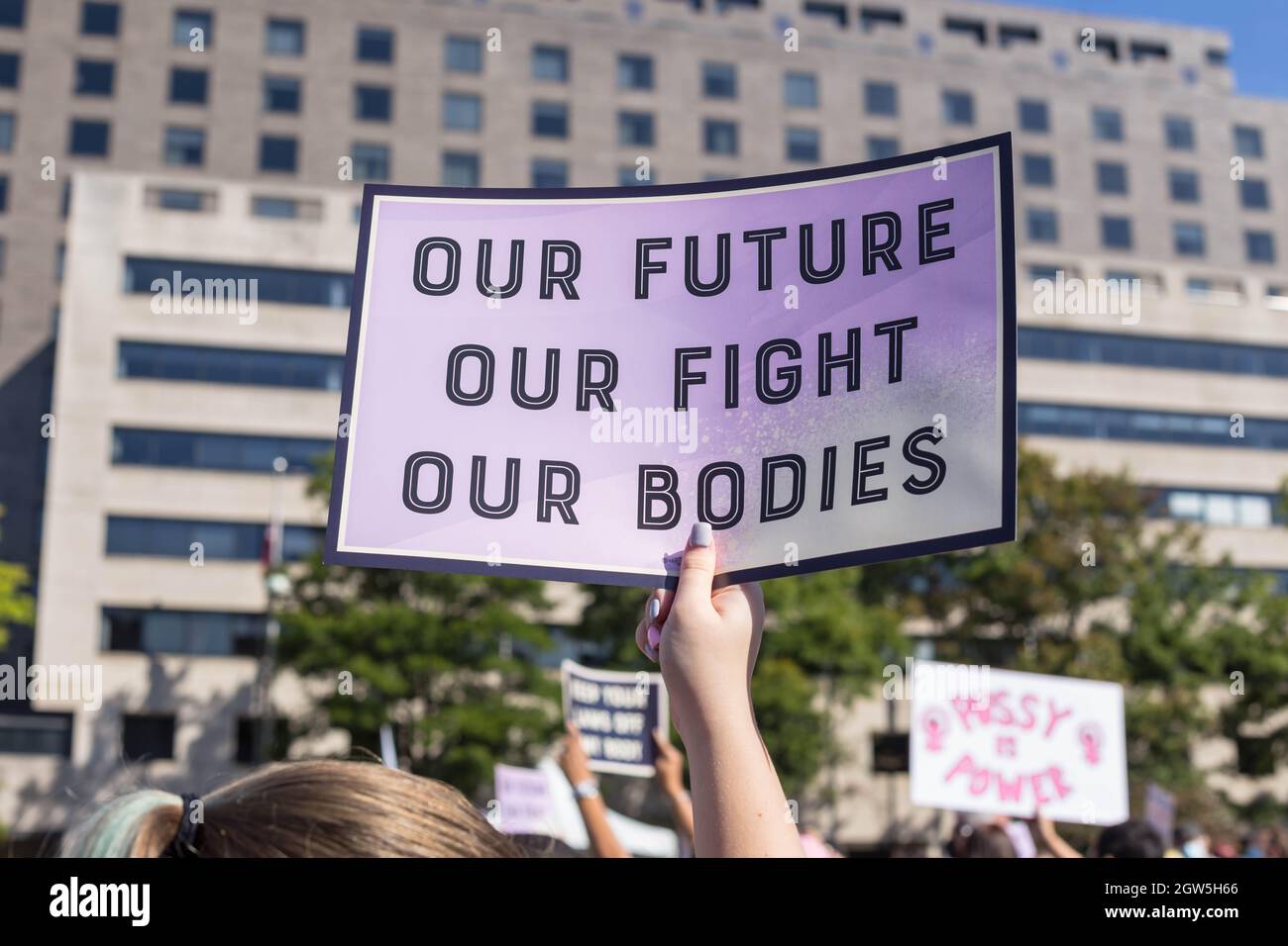 Washington, D.C., USA. 2. Oktober 2021. Tausende von Menschen versammeln sich in Washington, D.C., zur Kundgebung zum Abtreibungsgericht für Frauen, um gegen die neuen restriktiven Abtreibungsgesetze in Texas und die mögliche Umgehung des Urteils des Obersten Gerichtshofs von Roe gegen Wade zu protestieren. Quelle: Kalen Martin/Alamy Live News Stockfoto