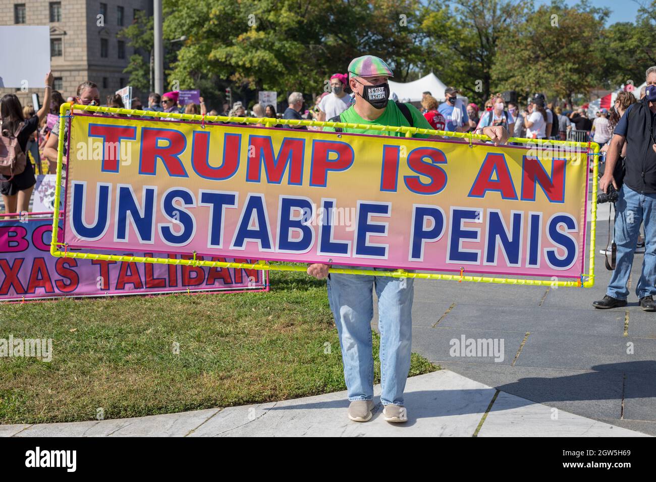 Washington, D.C., USA. 2. Oktober 2021. Tausende von Menschen versammeln sich in Washington, D.C., zur Kundgebung zum Abtreibungsgericht für Frauen, um gegen die neuen restriktiven Abtreibungsgesetze in Texas und die mögliche Umgehung des Urteils des Obersten Gerichtshofs von Roe gegen Wade zu protestieren. Quelle: Kalen Martin/Alamy Live News Stockfoto