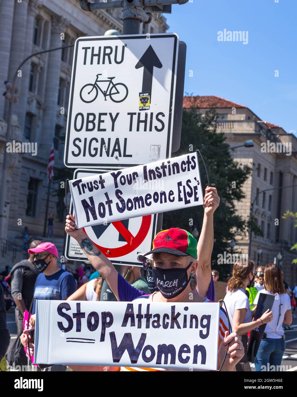 Washington, D.C., USA. 2. Oktober 2021. Tausende von Menschen versammeln sich in Washington, D.C., zur Kundgebung zum Abtreibungsgericht für Frauen, um gegen die neuen restriktiven Abtreibungsgesetze in Texas und die mögliche Umgehung des Urteils des Obersten Gerichtshofs von Roe gegen Wade zu protestieren. Quelle: Kalen Martin/Alamy Live News Stockfoto