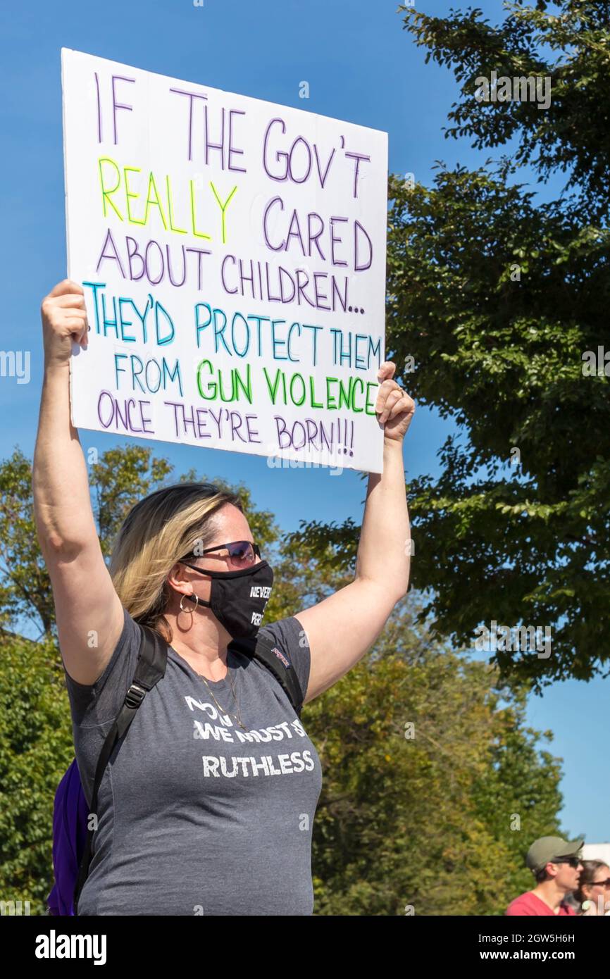 Washington, D.C., USA. 2. Oktober 2021. Tausende von Menschen versammeln sich in Washington, D.C., zur Kundgebung zum Abtreibungsgericht für Frauen, um gegen die neuen restriktiven Abtreibungsgesetze in Texas und die mögliche Umgehung des Urteils des Obersten Gerichtshofs von Roe gegen Wade zu protestieren. Quelle: Kalen Martin/Alamy Live News Stockfoto