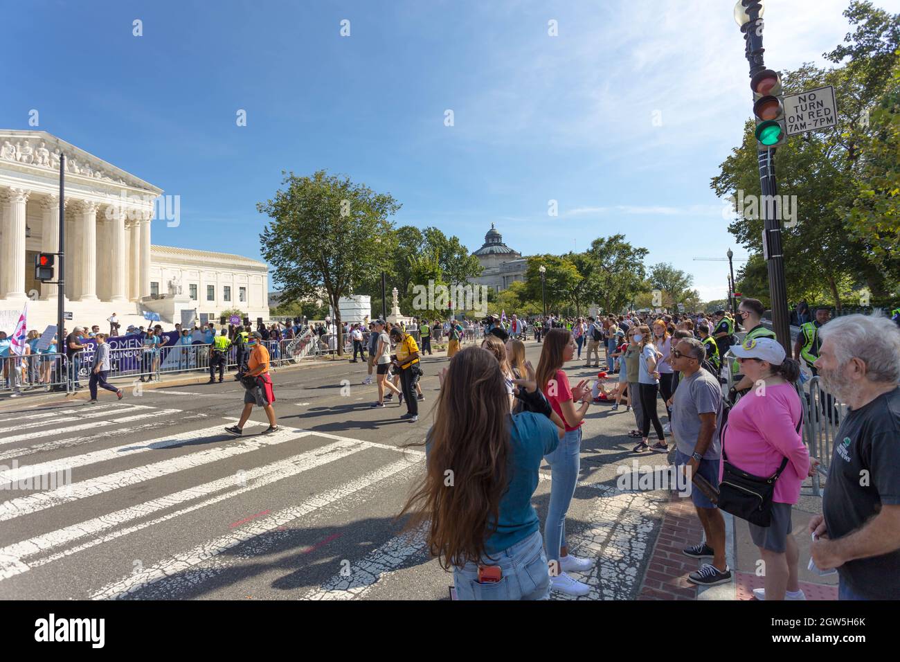 Washington, D.C., USA. 2. Oktober 2021. Tausende von Menschen versammeln sich in Washington, D.C., zur Kundgebung zum Abtreibungsgericht für Frauen, um gegen die neuen restriktiven Abtreibungsgesetze in Texas und die mögliche Umgehung des Urteils des Obersten Gerichtshofs von Roe gegen Wade zu protestieren. Quelle: Kalen Martin/Alamy Live News Stockfoto