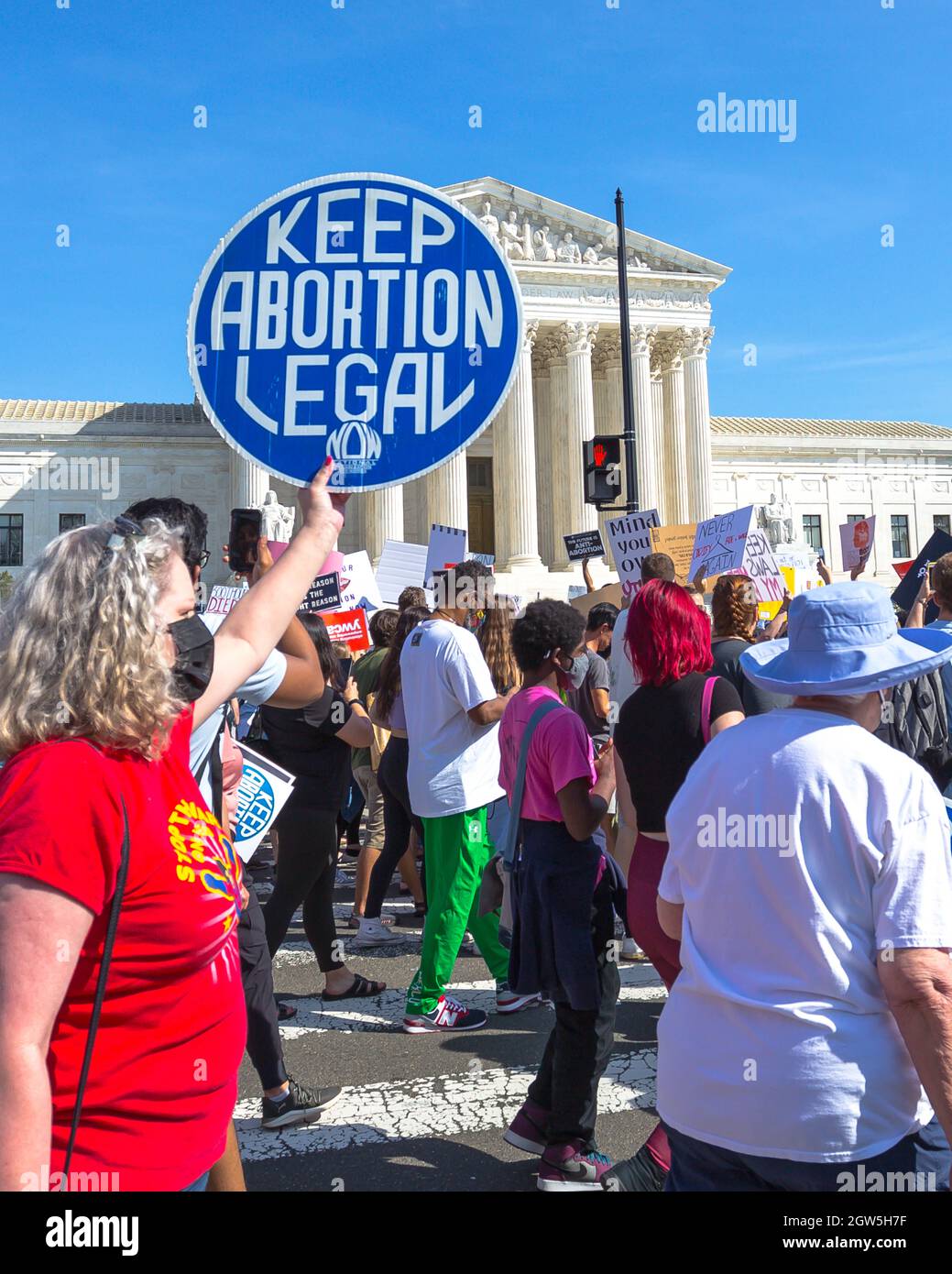 Washington, D.C., USA. 2. Oktober 2021. Tausende von Menschen versammeln sich in Washington, D.C., zur Kundgebung zum Abtreibungsgericht für Frauen, um gegen die neuen restriktiven Abtreibungsgesetze in Texas und die mögliche Umgehung des Urteils des Obersten Gerichtshofs von Roe gegen Wade zu protestieren. Quelle: Kalen Martin/Alamy Live News Stockfoto