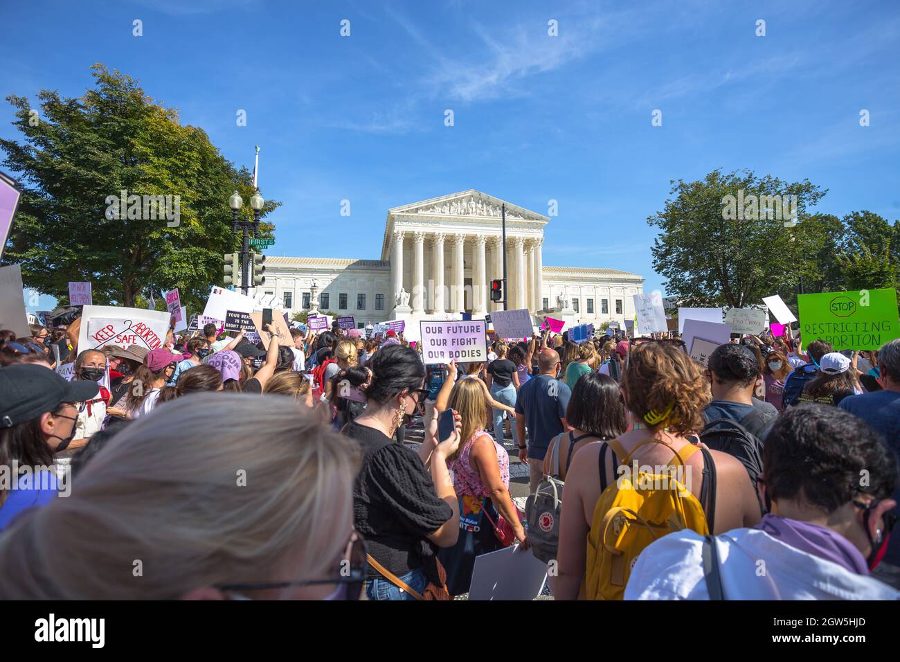 Washington, D.C., USA. 2. Oktober 2021. Tausende von Menschen versammeln sich in Washington, D.C., zur Kundgebung zum Abtreibungsgericht für Frauen, um gegen die neuen restriktiven Abtreibungsgesetze in Texas und die mögliche Umgehung des Urteils des Obersten Gerichtshofs von Roe gegen Wade zu protestieren. Quelle: Kalen Martin/Alamy Live News Stockfoto