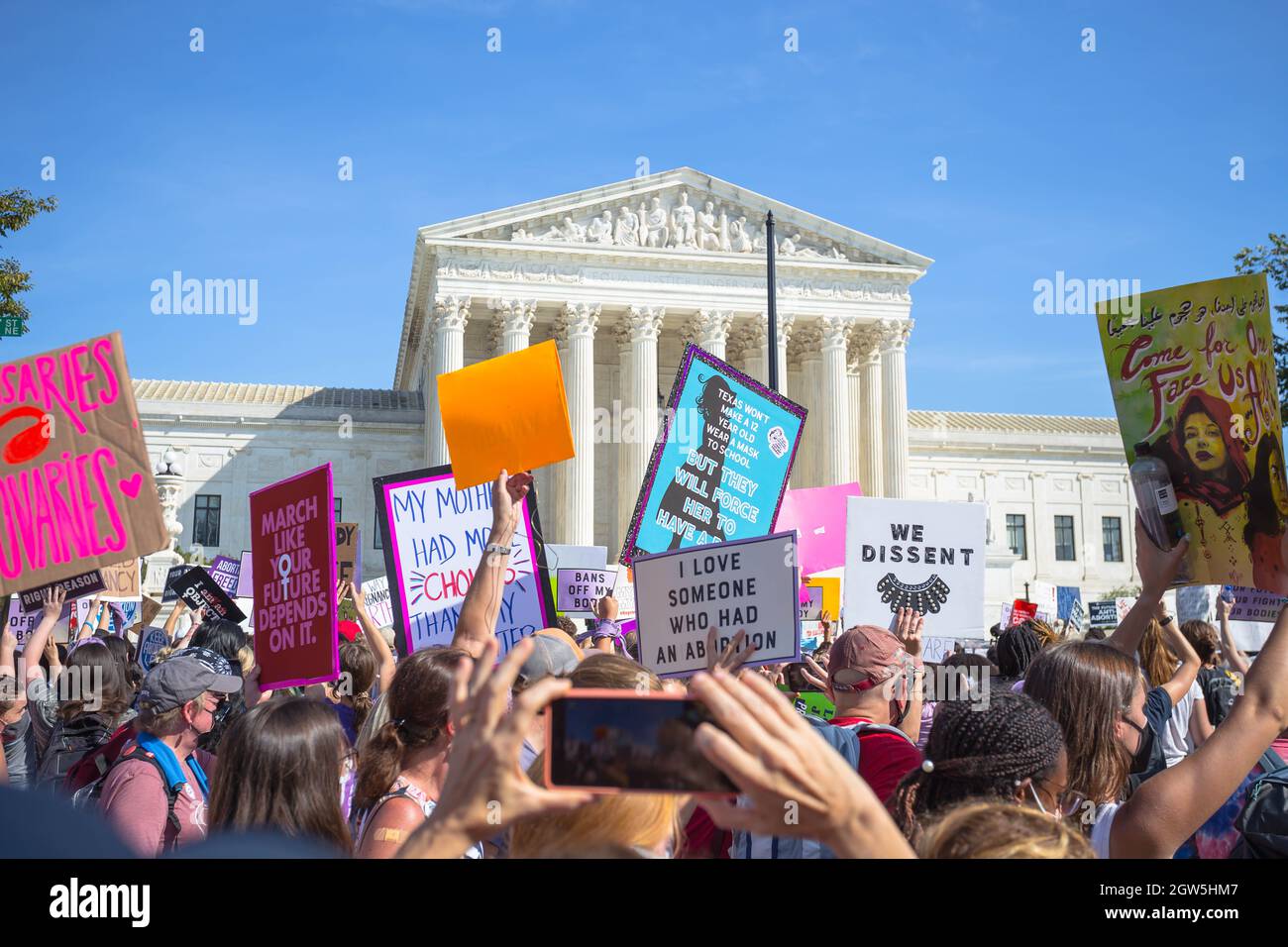 Washington, D.C., USA. 2. Oktober 2021. Tausende von Menschen versammeln sich in Washington, D.C., zur Kundgebung zum Abtreibungsgericht für Frauen, um gegen die neuen restriktiven Abtreibungsgesetze in Texas und die mögliche Umgehung des Urteils des Obersten Gerichtshofs von Roe gegen Wade zu protestieren. Quelle: Kalen Martin/Alamy Live News Stockfoto
