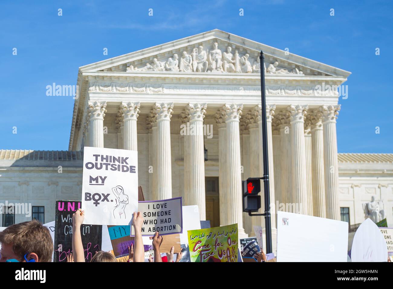 Washington, D.C., USA. 2. Oktober 2021. Tausende von Menschen versammeln sich in Washington, D.C., zur Kundgebung zum Abtreibungsgericht für Frauen, um gegen die neuen restriktiven Abtreibungsgesetze in Texas und die mögliche Umgehung des Urteils des Obersten Gerichtshofs von Roe gegen Wade zu protestieren. Quelle: Kalen Martin/Alamy Live News Stockfoto