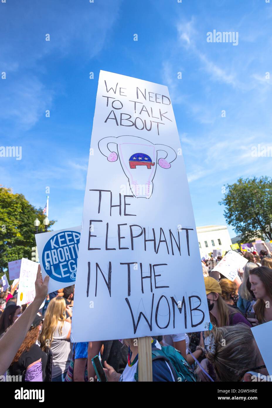 Washington, D.C., USA. 2. Oktober 2021. Tausende von Menschen versammeln sich in Washington, D.C., zur Kundgebung zum Abtreibungsgericht für Frauen, um gegen die neuen restriktiven Abtreibungsgesetze in Texas und die mögliche Umgehung des Urteils des Obersten Gerichtshofs von Roe gegen Wade zu protestieren. Quelle: Kalen Martin/Alamy Live News Stockfoto