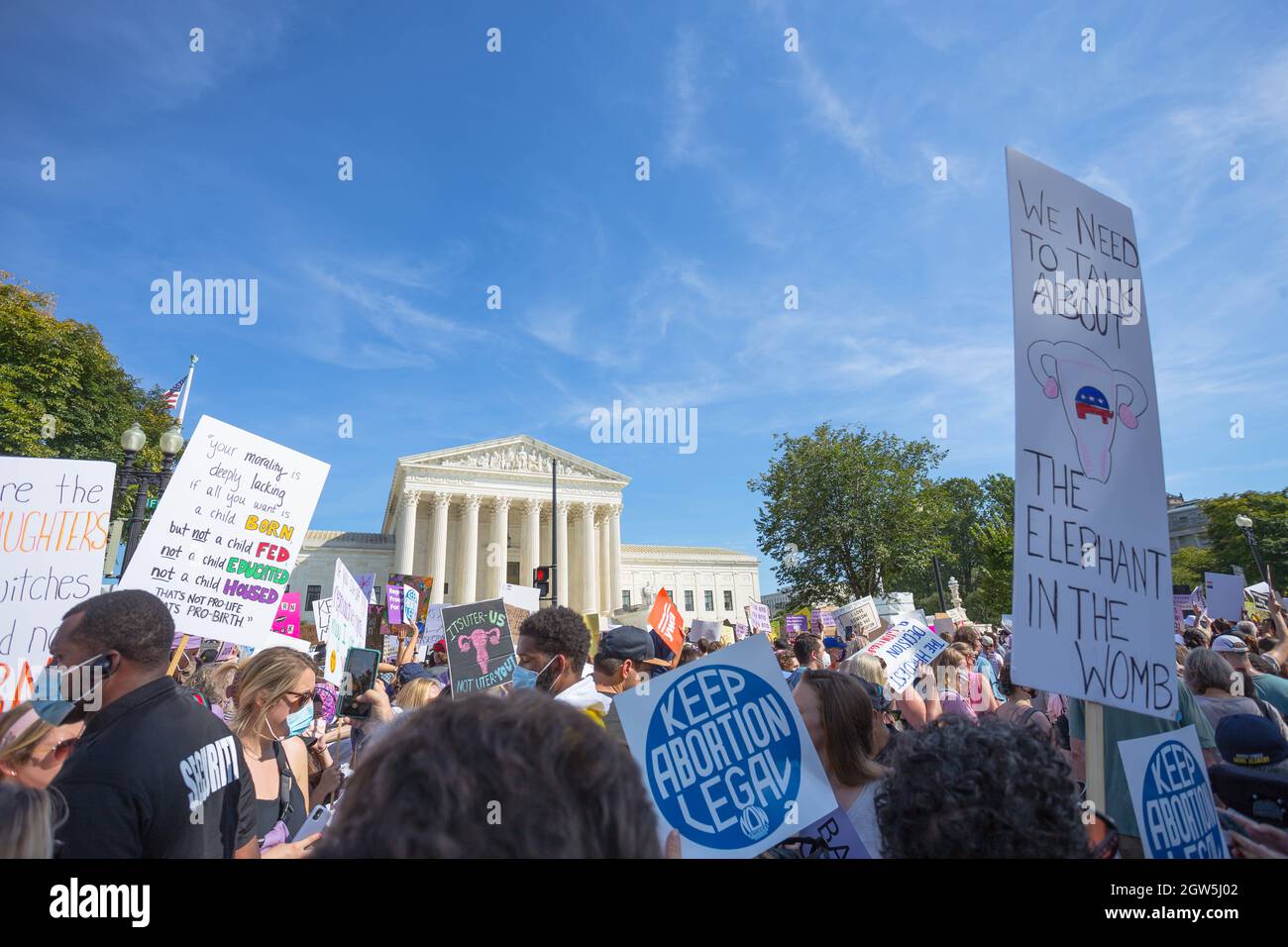 Washington, D.C., USA. 2. Oktober 2021. Tausende von Menschen versammeln sich in Washington, D.C., zur Kundgebung zum Abtreibungsgericht für Frauen, um gegen die neuen restriktiven Abtreibungsgesetze in Texas und die mögliche Umgehung des Urteils des Obersten Gerichtshofs von Roe gegen Wade zu protestieren. Quelle: Kalen Martin/Alamy Live News Stockfoto