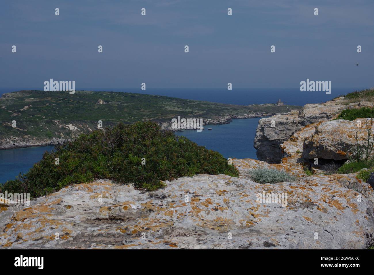 Blick von der Insel San Nicola auf die Insel Capraia und ihren verlassenen Leuchtturm. Tremiti Inseln, Adria, Apulien, Italien Stockfoto