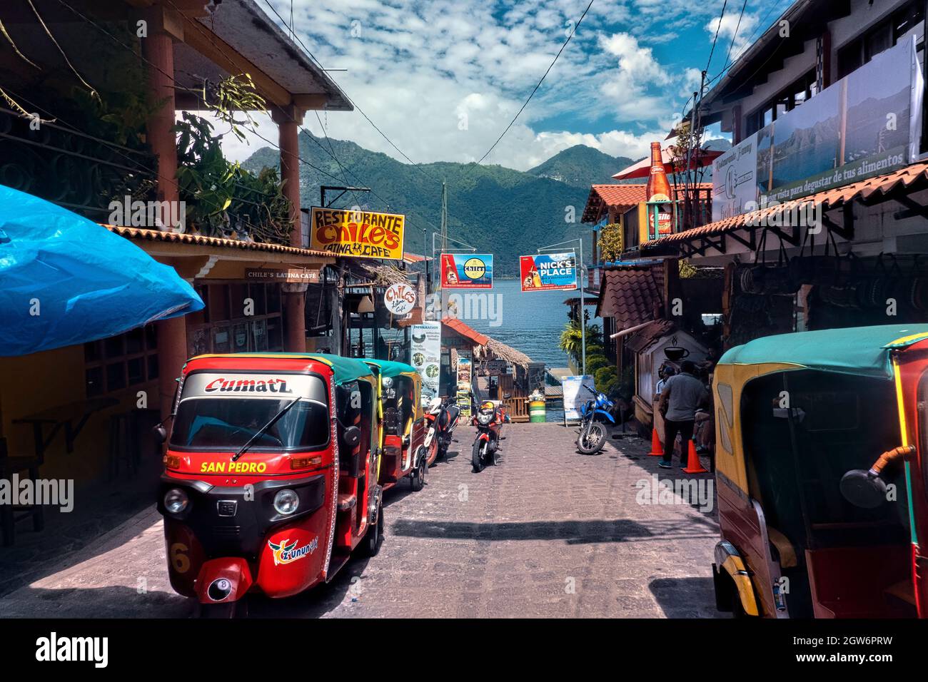 Tuk Tuks am Eingang zur Stadt San Pedro, Lake Atitlan, Guatemala Stockfoto