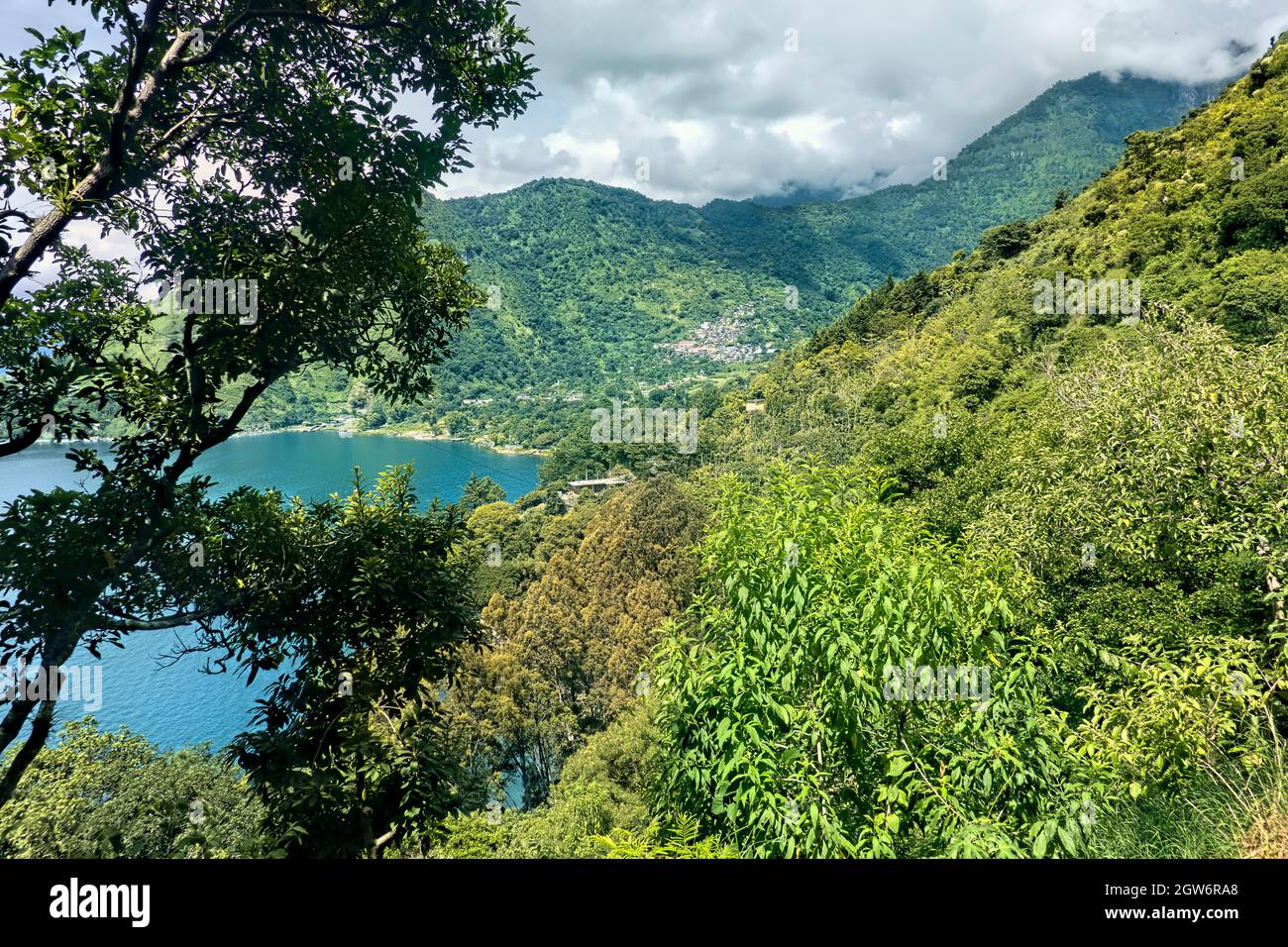 Schöner Atitlan See und das guatemaltekische Hochland, Solola, Guatemala Stockfoto