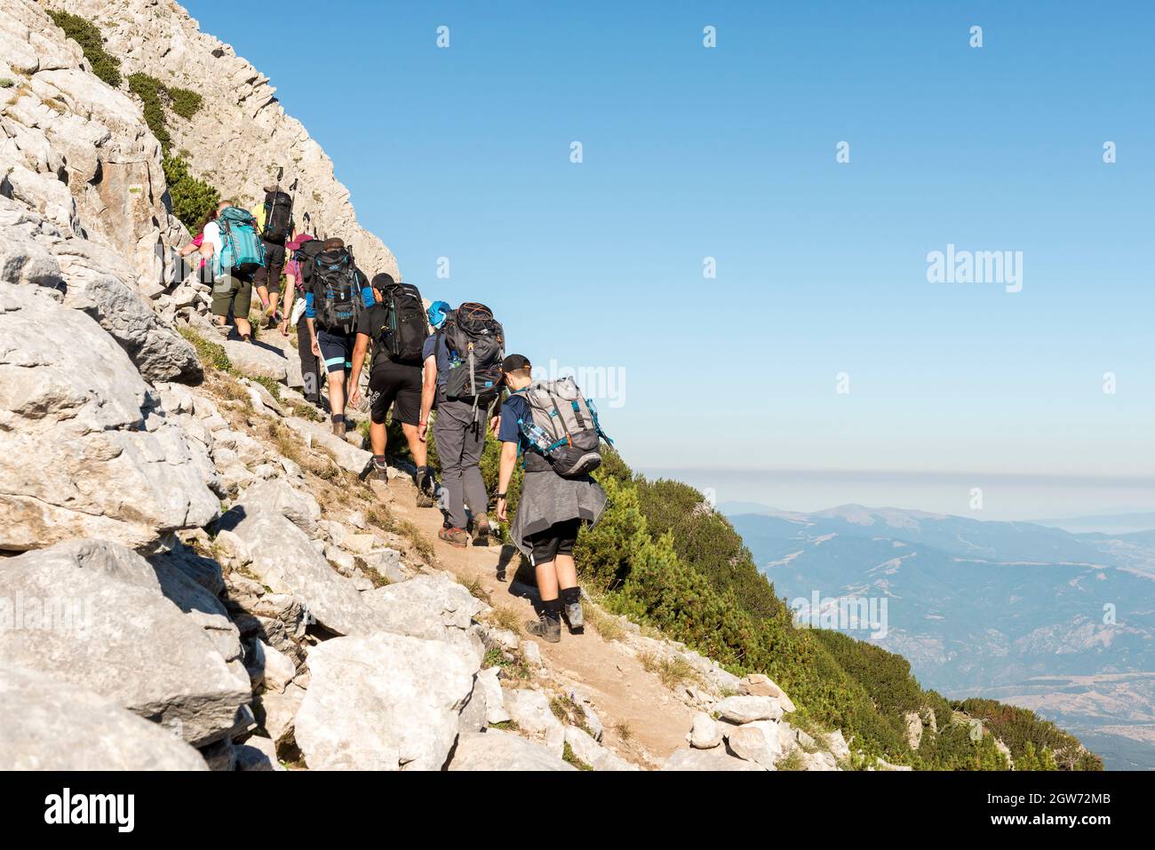 Bergwandern, Wanderer auf steilen Hängen, hinauf auf den Sinanitsa Gipfel im Pirin Nationalpark und Naturschutzgebiet, Pirin Berg, Bulgarien, Balkan, Europa Stockfoto