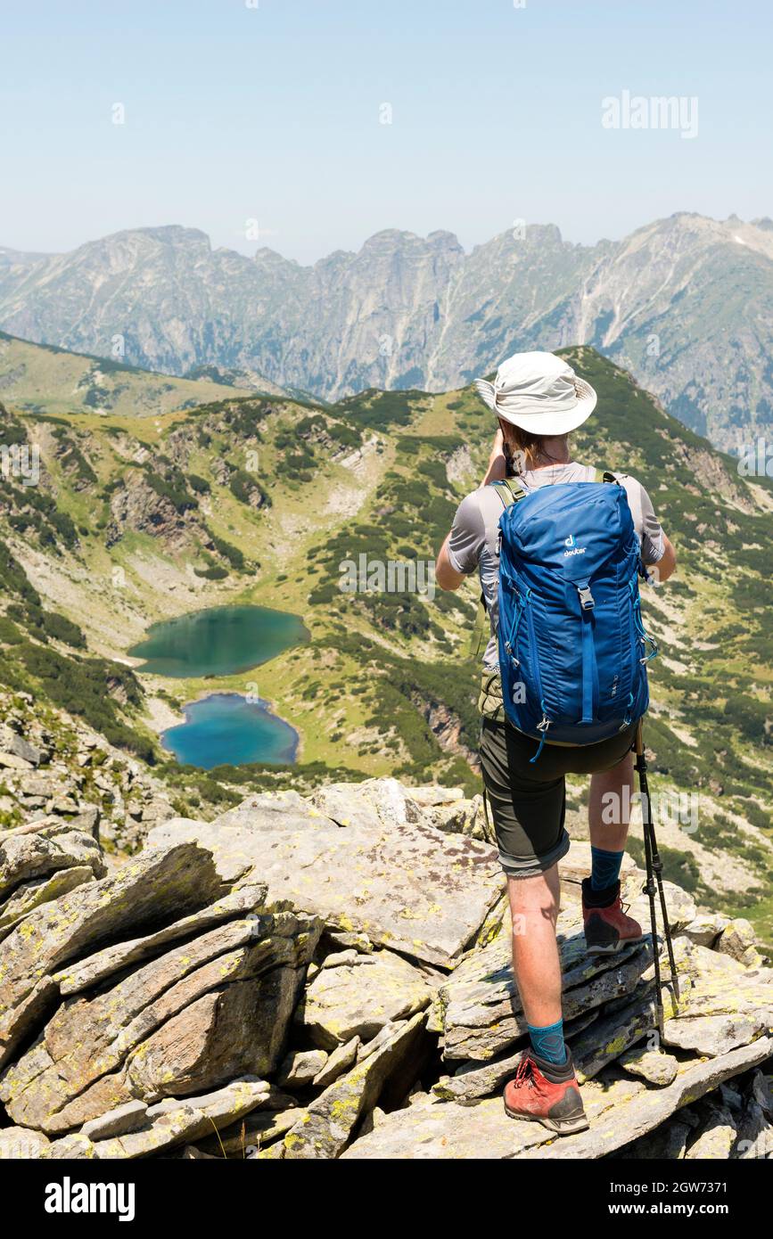 Bergwandern, einsamer männlicher Wanderer mit Blick auf die Teufelsseen im Rila Nationalpark und Naturschutzgebiet, Bulgarien, Balkan Stockfoto