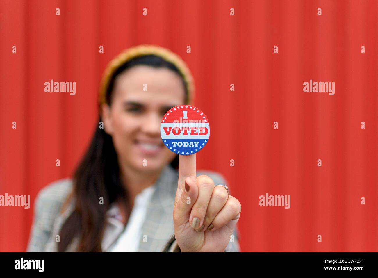 Selektiver Fokus der Frau, die Stimmabgabe hält Sticker, Ich habe gestimmt, Wahlen, Wählen. Stockfoto