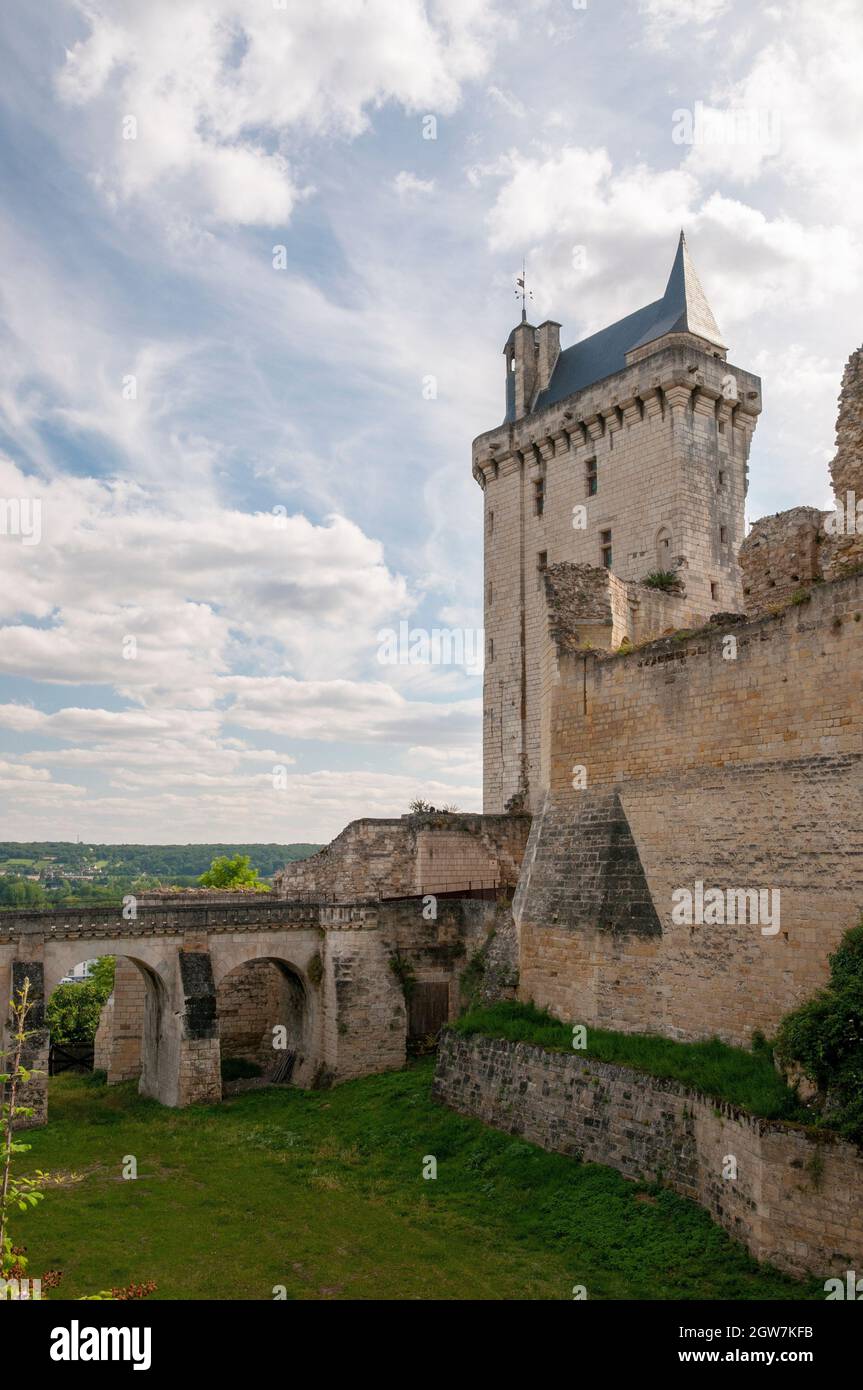 Der mittelalterliche Turm der königlichen Festung von Chinon, Chinon, Loire-Anjou-Touraine Regional Natural Park, Loire-Tal als UNESCO-Weltkulturerbe S Stockfoto