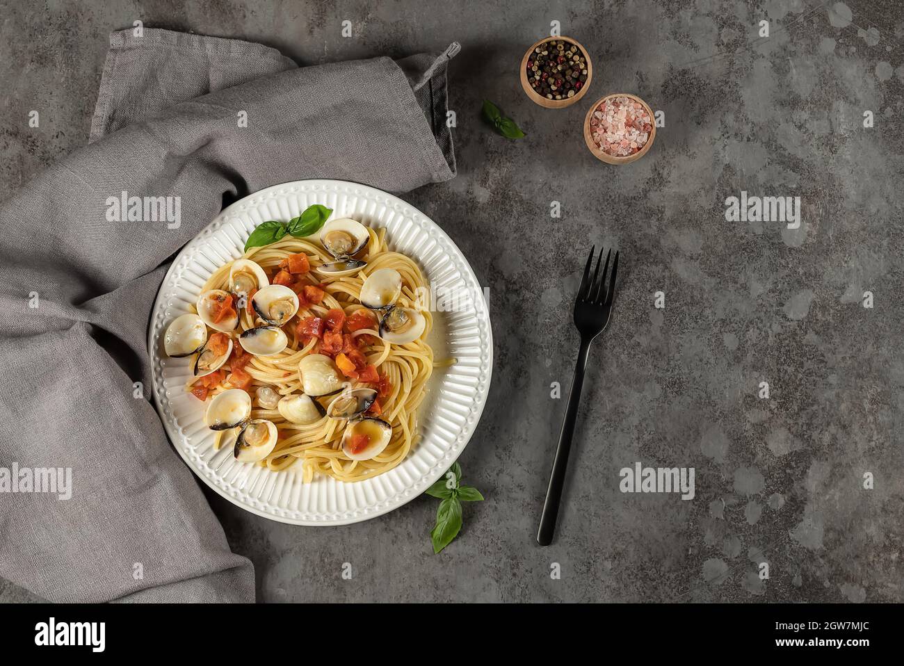 Spaghetti mit gedämpften Venusmuscheln. Frische Küche Italienische Meeresfrüchte Rezept mit Tomaten, Knoblauch und Weißwein Stockfoto