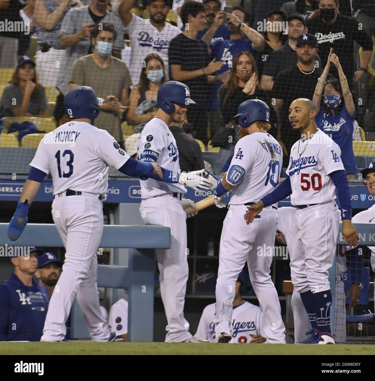 Los Angeles, Usa. Oktober 2021. Justin Turner von Los Angeles Dodgers (10) feiert mit seinen Teamkollegen, nachdem er den dreiläufigen Heimlauf vor dem Starterkandidat der Milwaukee Brewers, Corbin Burnes (R), einem führenden Kandidaten für den Cy Young Award, gegen eine Führung gefeiert hat, die sie beim ersten Inning im Dodger Stadium in Los Angeles am Samstag, den 2. Oktober 2021, nicht aufgeben würden. Kredit: UPI/Alamy Live Nachrichten Stockfoto