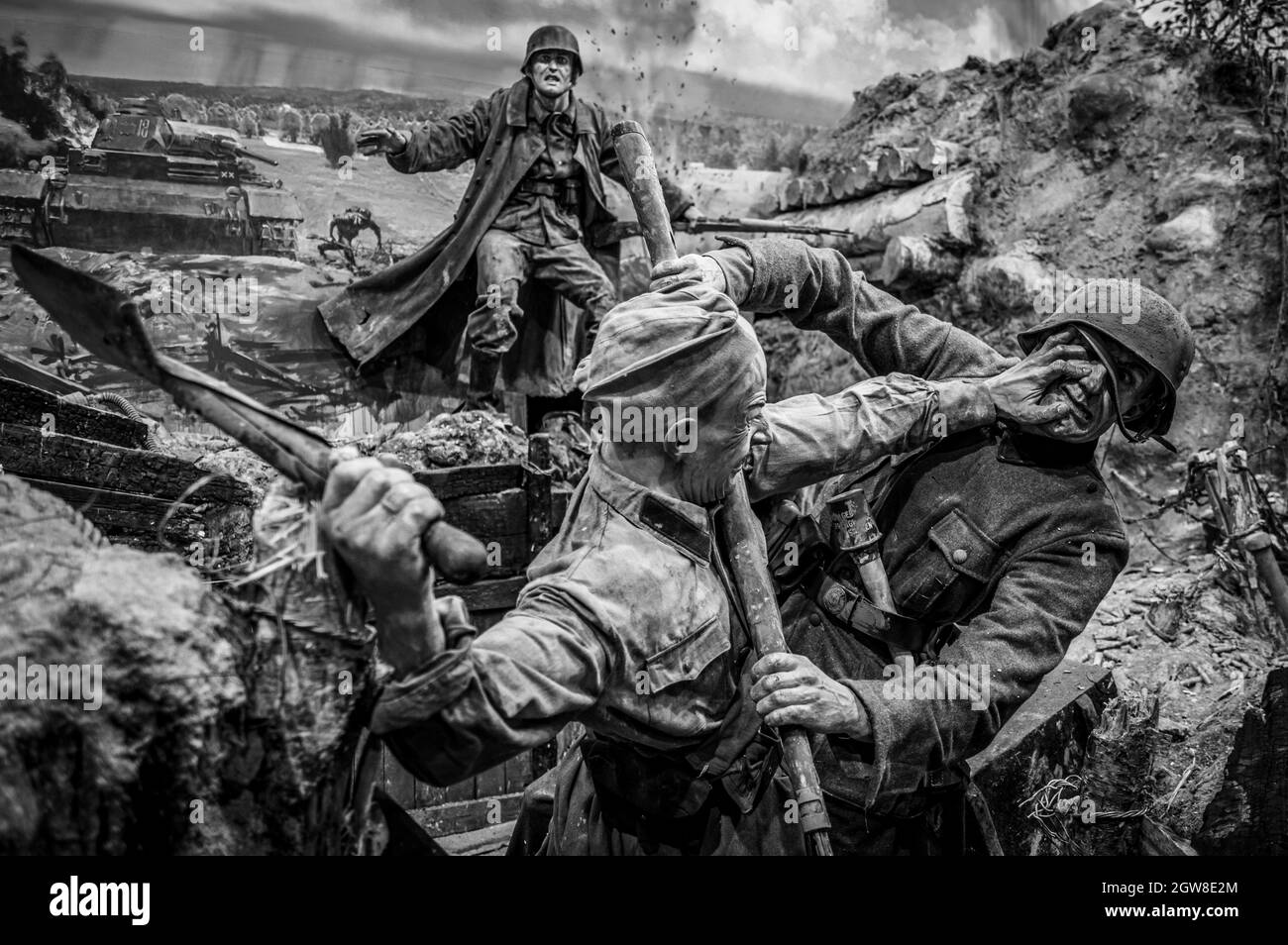 Glühender sowjetischer Patriot schlägt einen deutschen Soldaten mit einem Spaten. Historisches Diorama des Zweiten Weltkriegs mit dem Titel „Memory Speaks. A Way Through the war“. Schwarz und Weiß. Stockfoto