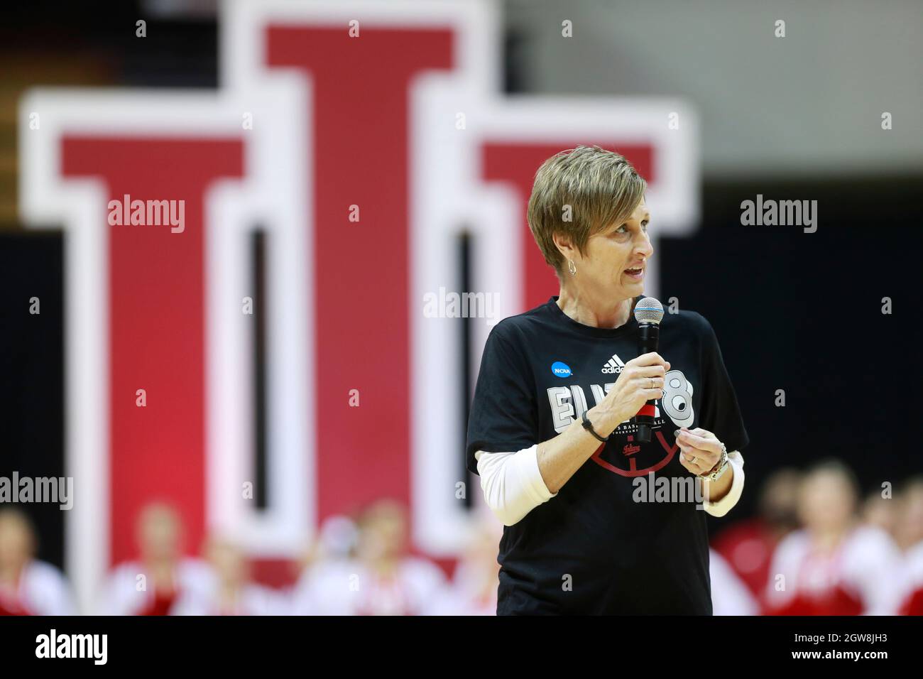 Bloomington, Usa. Oktober 2021. Teri Moren, die Basketball-Trainerin der Indiana University, spricht während der Hoosier Hysteria in der Simon Skjodt Assembly Hall. (Foto von Jeremy Hogan/SOPA Images/Sipa USA) Quelle: SIPA USA/Alamy Live News Stockfoto