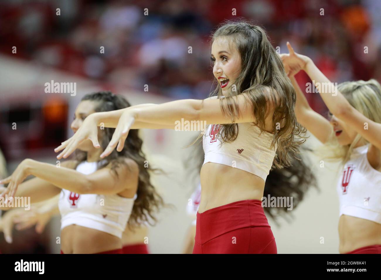 Bloomington, Usa. Oktober 2021. Die RedSteppers der Indiana University tanzen während der Hoosier Hysteria in der Simon Skjodt Assembly Hall. Kredit: SOPA Images Limited/Alamy Live Nachrichten Stockfoto