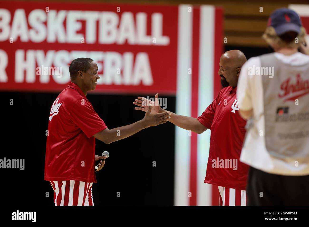 Bloomington, Usa. Oktober 2021. Isiah Thomas begrüßt Mike Woodson, den Herren-Basketballtrainer der Indiana University, rechts, während der Hoosier Hysteria in der Simon Skjodt Assembly Hall. (Foto von Jeremy Hogan/SOPA Images/Sipa USA) Quelle: SIPA USA/Alamy Live News Stockfoto