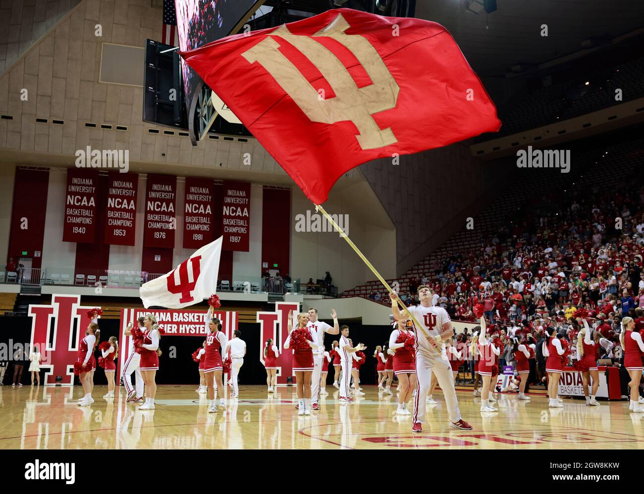 Bloomington, Usa. Oktober 2021. Cheerleader der Indiana University bringen die Menge während der Hoosier Hysteria in der Simon Skjodt Assembly Hall in die Höhe. (Foto von Jeremy Hogan/SOPA Images/Sipa USA) Quelle: SIPA USA/Alamy Live News Stockfoto