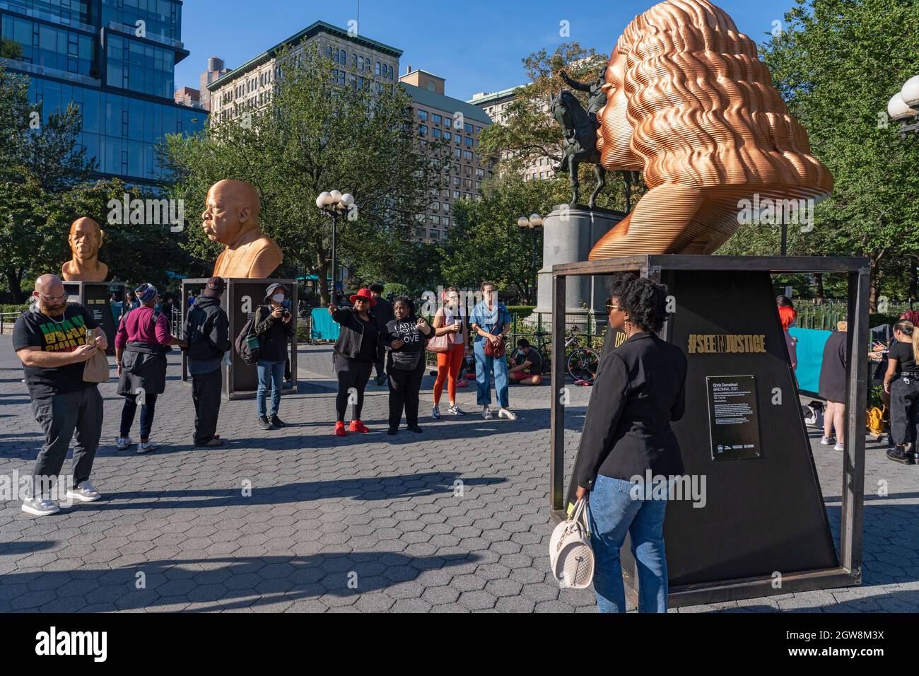 New York City, Usa. Oktober 2021. Statuen von George Floyd, John Lewis und Breonna Taylor, die der Künstler Chris Carnabuci für die Ausstellung „Seeinjustice“ von Concise Art angefertigt hat, sind auf dem Union Square in New York City zu sehen. Kredit: SOPA Images Limited/Alamy Live Nachrichten Stockfoto