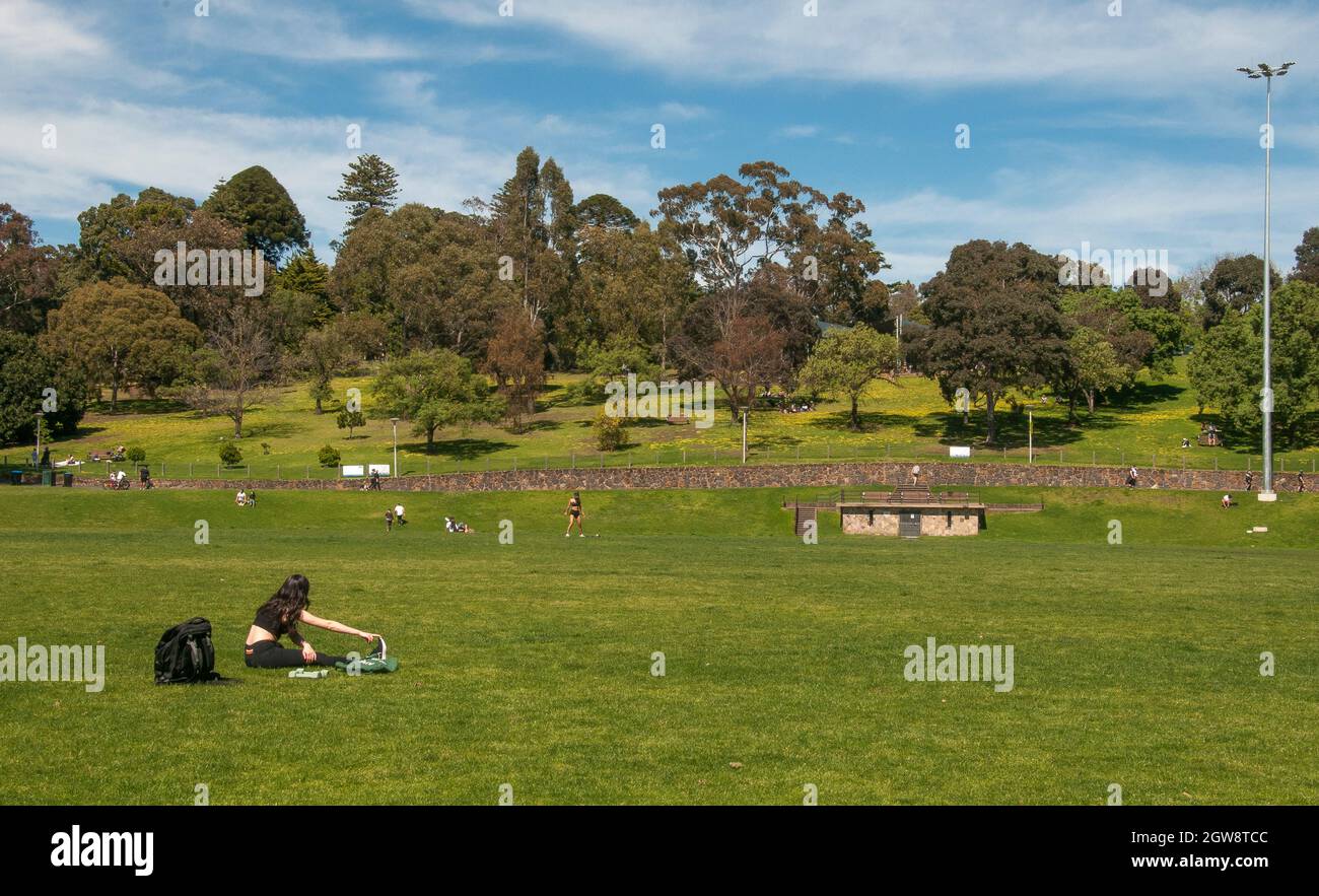 Frühlingsmorgen im Como Park, South Yarra, während der Sperrung der Pandemie COVID-19 von 2020-2021. Melbourne, Australien Stockfoto
