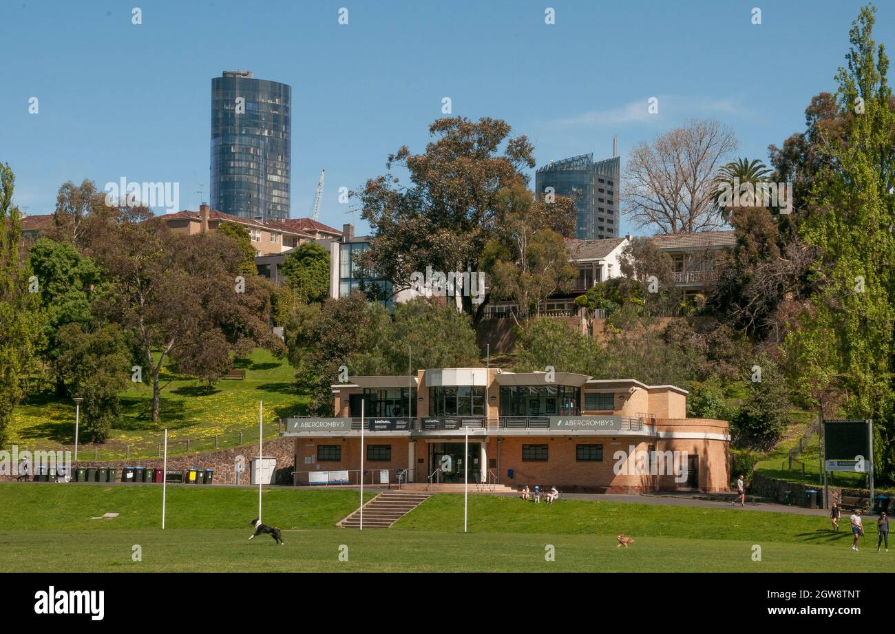 Frühlingsmorgen im Como Park, South Yarra, während der Sperrung der Pandemie COVID-19 von 2020-2021. Melbourne, Australien Stockfoto