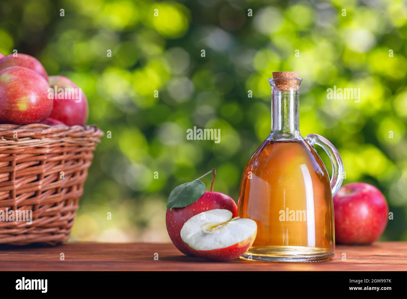 apfelessig oder Apfelwein im Glaskrug im Freien Stockfoto