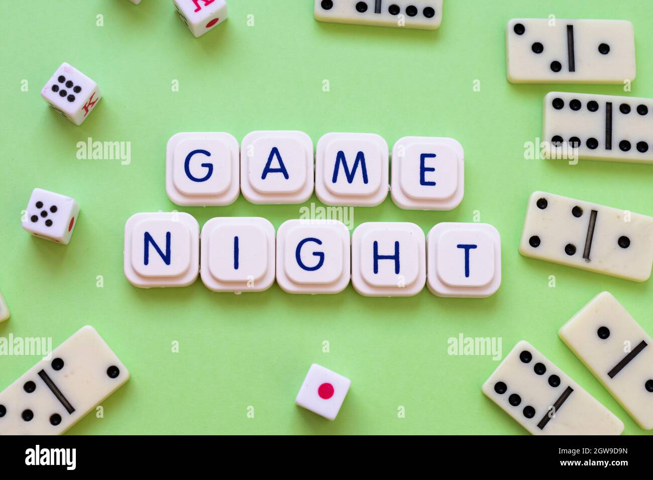 Game Night Wörter mit Brettspiel Buchstaben, auf einem grünen Hintergrund,  mit Würfel und Dominosteine Stockfotografie - Alamy